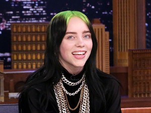 Billie Eilish zöld haja nincs többé! Nézd meg az új frizuráját