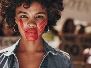 Mi az áldozathibáztatás, és miért kell sürgősen leszoktatni róla a társadalmat?