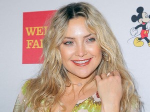 Kate Hudson szöszi diszkódívának öltözött