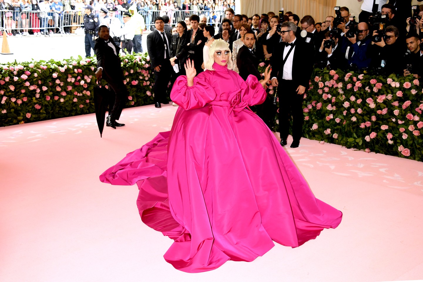 2019 Lady Gaga - Lady Gaga énekes-színész egy elképesztő feltűnő, pink Brandon Maxwell tervezésben jelent meg a vörös szőnyegen.