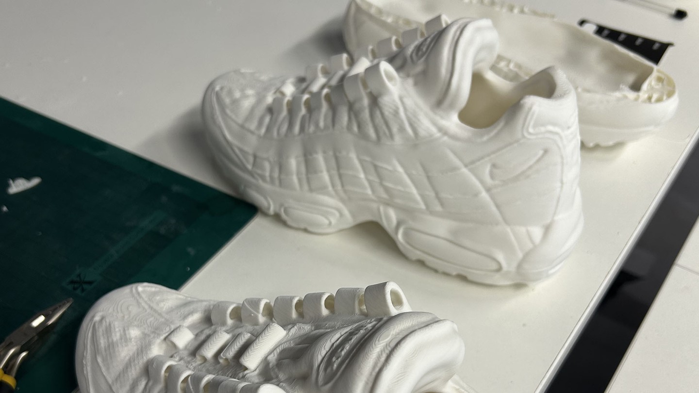 A sneakerek egyedi történeteket mesélnek, mindig emberek, alkotók, csoportok állnak mögöttük: ezt is megmutatta a Sneakerness Budapesten kiállított, a Sole-Zine által elhozott válogatás