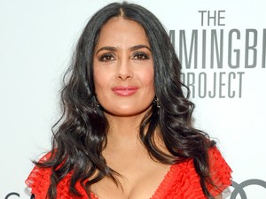 Salma Hayek nagyon extrém hajszínre váltott új filmje kedvéért