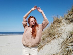 Jurák Bettina táncművész a környezettudatos magyar divatmárka, az OatAva új kapszulakollekcióját viseli