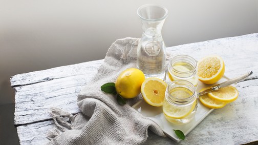 A citromos víz mítosza: tényleg fogyaszt?