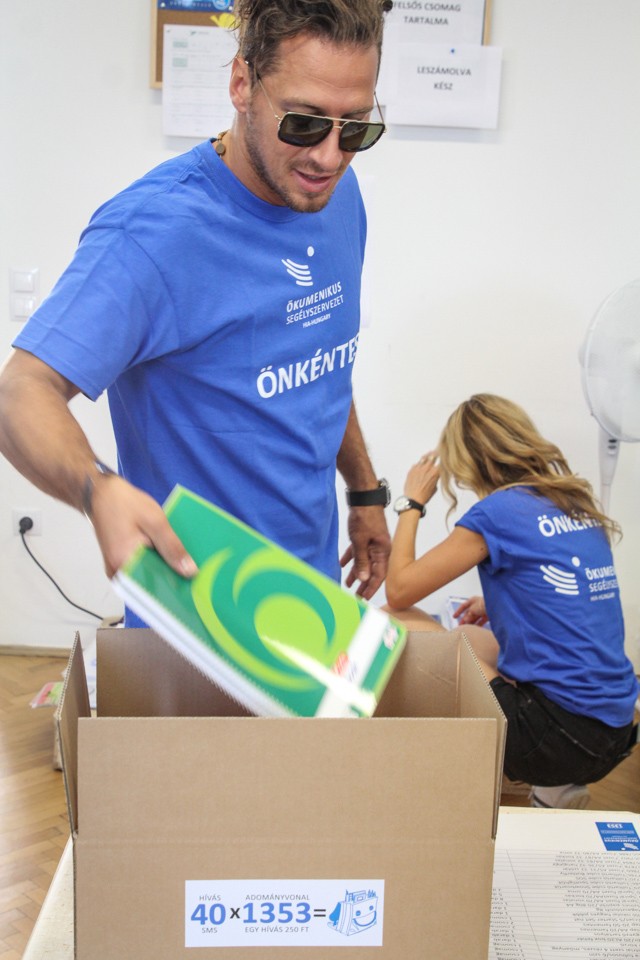 Sztárok és önkéntesek is bekapcsolódtak a pénzadományokból készülő tanszercsomagok összeállításába