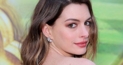 Anne Hathaway szülés utáni dögös alakját szexi ruhában mutatta meg