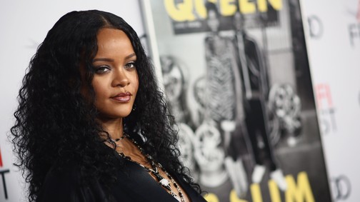 Rihannát látnod kell ebben a szerelésben