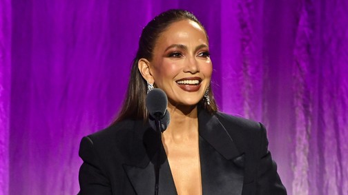 Jennifer Lopez mélyen dekoltált, tűzpiros ruhában hódít, óriási feltűnést keltett a vörös szőnyegen
