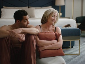 „Nem érdekel, hogy látszanak a szoptatásban elhasznált melleim, akár egy kivilágított színpadon is szexelnék”