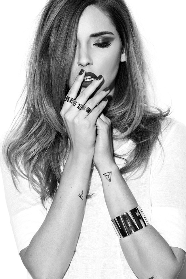 A hatodik egy háromszög. Két barátnőjével ment el tetováltatni, akik szintén viselnek egy ilyet. Örök barátságukat szimbolizálja