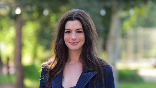 Stíluslecke Anna Hathaway-től: Így varázsold ősziessé stílusosan a kedvenc nyári darabjaidat