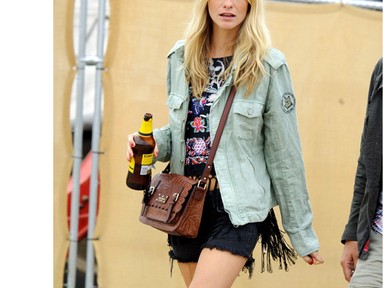 Poppy Delevingne stílusosan keveri az idei fesztivál divatelemeit