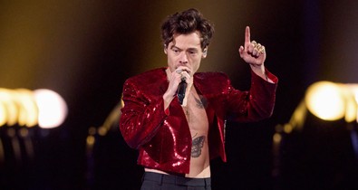 llyet még nem láttunk: Harry Styles leállította a koncertjét, mert egy terhes nőnek pisilnie kellett