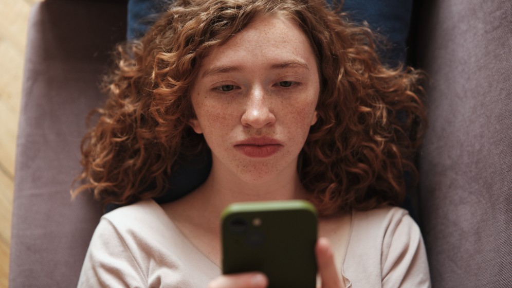 A közöny, mint a modern társadalom rejtett, lélekölő ereje, csendben táplálja a depressziós tüneteket, elszigetelve az egyéneket az igazi érzelmi kapcsolatoktól