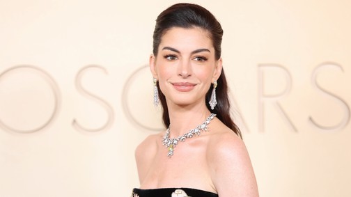Anne Hathaway az Oscar-gálán bizonyította be, hogy a virágminta sosem megy ki a divatból 