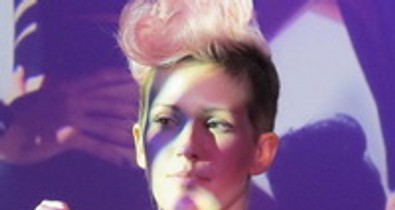 Palvin Barbi fotója előtt énekelt Ellie Goulding