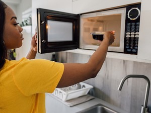 Ez történik a tápanyagokkal, ha mikróban melegíted az ételeket