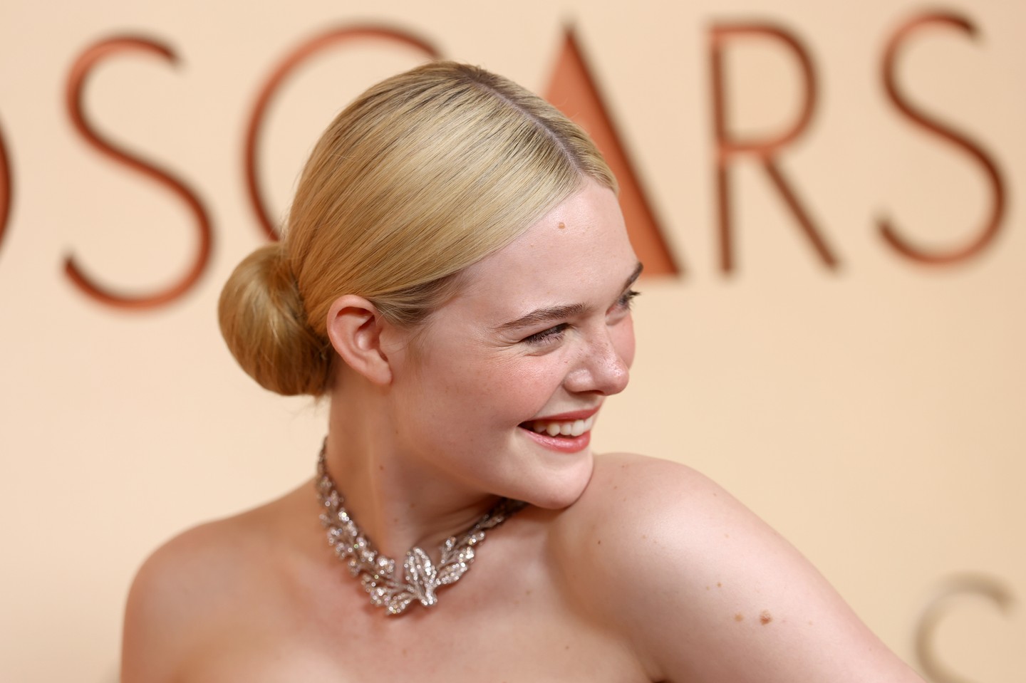 Jégszőke haját decens kontyba tűzte, és vibráló, friss sminkkel tette teljessé a megjelenését.