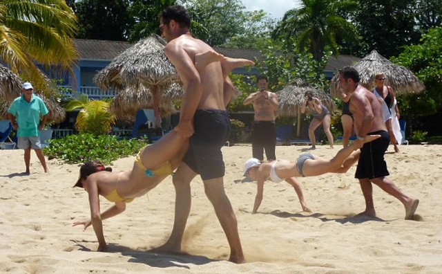 Furcsa lakodalmi játék, talicskázás