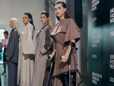 Amputált végtagú katonák léptek a kijevi divathét kifutójára, és ezt minden embernek látnia kell