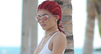 Kylie Jenner hófehér bikiniben fantasztikusan néz ki