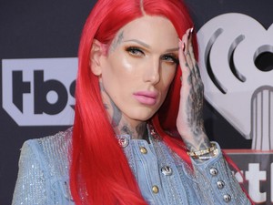 Jeffree Star összejött egy kosarassal, sokak szerint a sztár fizet neki, hogy vele legyen