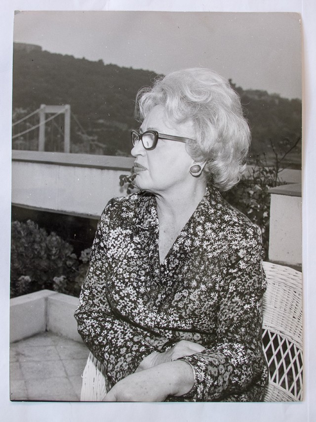 Rotschild Klára Petőfi téri dunai panorámás lakásának tetőteraszán, 1973