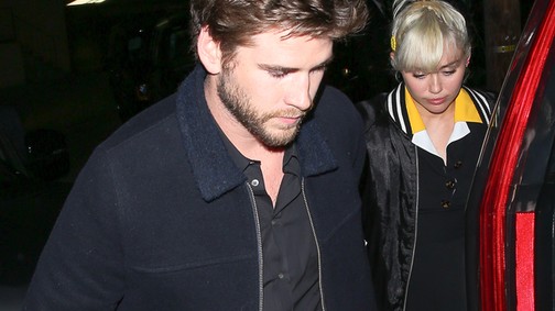 Nézd, hogy fogja Miley Cyrus Liam Hemsworth karját! Mi ez, ha nem szerelem?