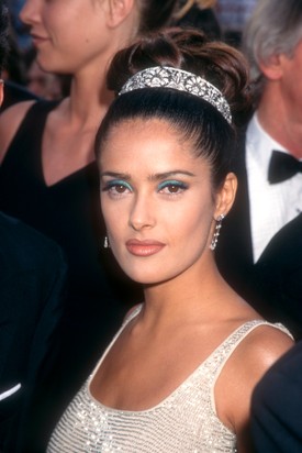 1997 - Salma Hayek egy vintage gyémánt tiarát viselt Fred Leightontól a 1997-es Oscar-gálán. A színésznő a Vogue-nak mesélt arról, hogyan vélekedett csapata a gyémánt kiegészítő viselésével kapcsolatban. „A menedzserem és a stylistom is azt mondta, hogy őrült vagyok, és nevetséges és hiábavaló lenne egy ilyen kiegészítőt viselni. Ennek ellenére felvettem a tiarát, és tudod, mi történt? Mindenki tiarát kezdett hordani utána.”