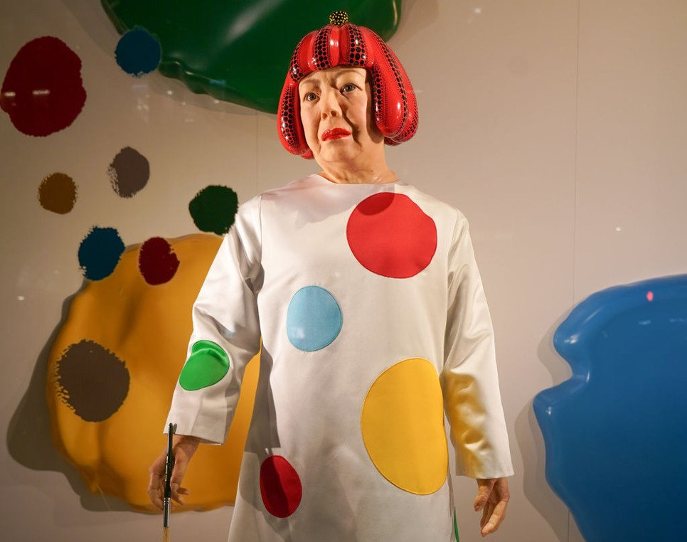 Yayoi Kusama robot egy New York-i Louis Vuitton üzlet kirakatában