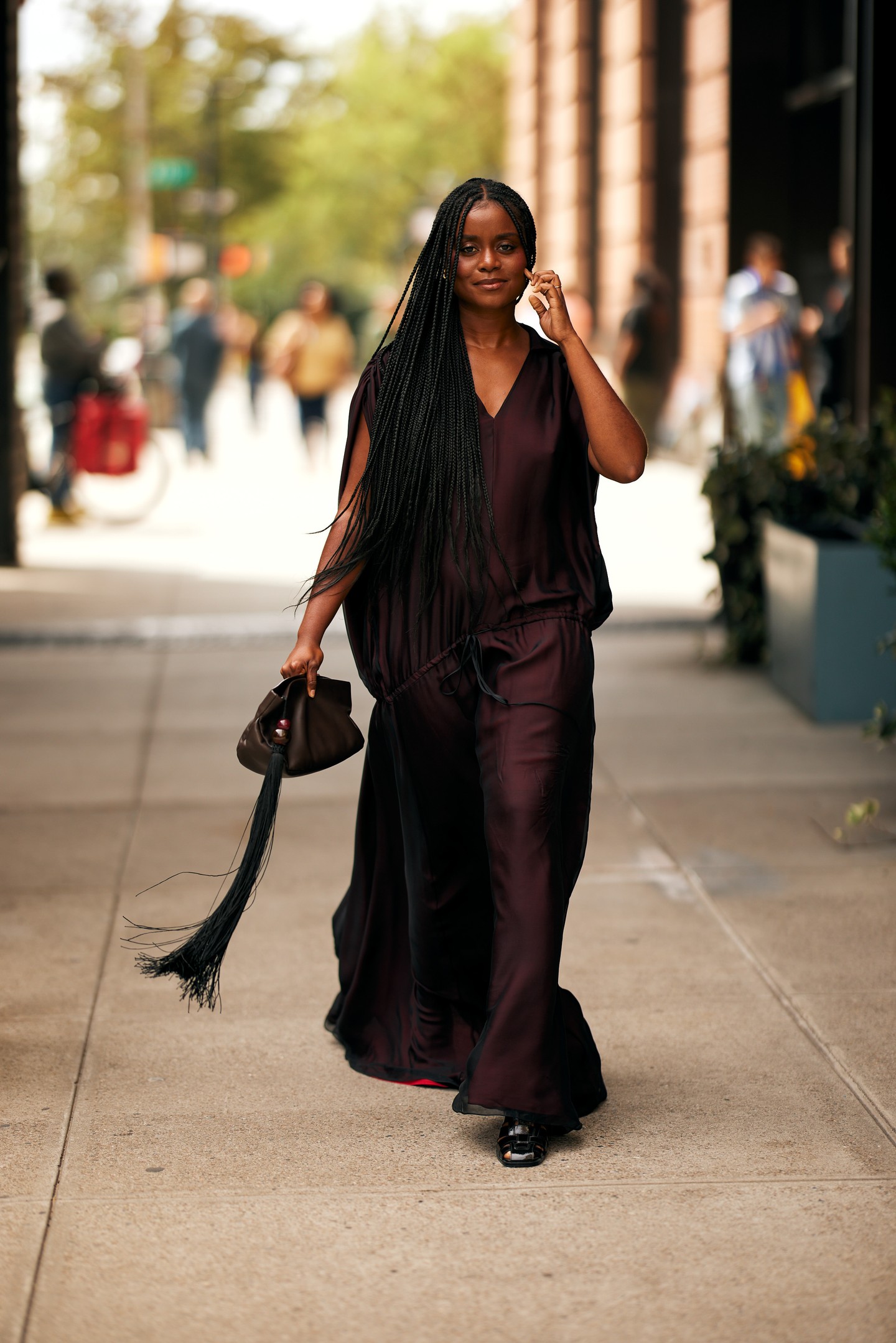 Ez az egyenes szabású maxiruha kap egy érdekes aszimmetrikus övrészt, ami a csípőtájékon van elhelyezve: tökéletes választás