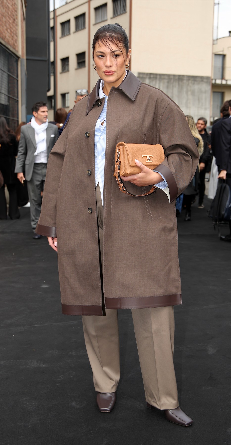 Ashley Graham tetőtől talpig viselte az év színének különböző árnyalatait