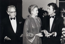 Ez a fotó szintén a korai '80-as években, a Barnum című musical európai premierjén készült, a párizsi Cirque d’Hiver színházban. Grace Kelly egy díszes, hímzett estélyiben, mosolyogva beszélget a legendás francia színésszel, Alain Delonnal, mellette pedig férje, III. Rainier herceg áll. A kép tökéletesen visszaadja a korszak hangulatát – Grace Kelly pedig természetes méltósággal illeszkedett ebbe a világba.