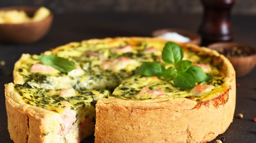 Indítsd a hetet ezzel a francia finomsággal: spentós-lazacos quiche