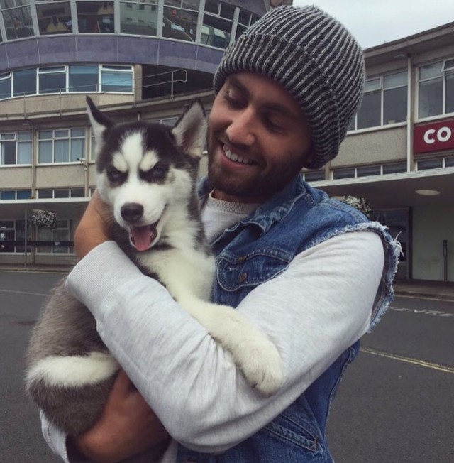 Ez a kutyus gazdája minden arckifejezését leutánozza, mi pedig nem bírunk betelni velük!