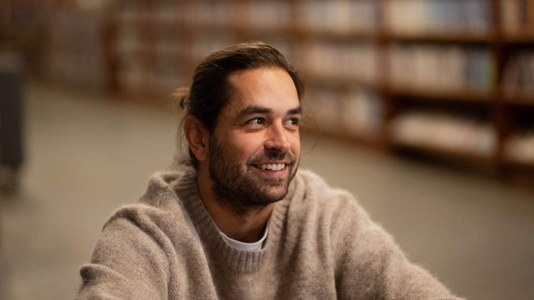 Szimler Bálint első nagyjátékfilmjét, a Fekete Pontot nézve az embernek olyan érzése támad, mintha nem is fikciót látna