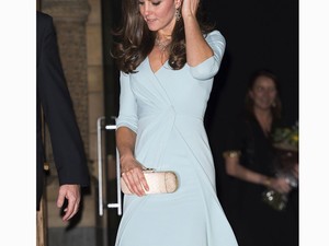 Hűha, Kate Middleton nagyon szexi lábat villantott!