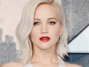 Kényszerleszállást hajtott végre Jennifer Lawrence gépe