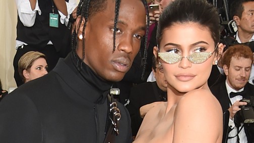 Kylie Jenner ruhája széktámlának készült, végül egy óriási melltartó lett belőle!