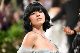 A sztár védjegyévé vált szőke tincseit egy bozontos fekete bobra cserélte, így teljesen új és szinte felismerhetetlen külsővel lepte meg rajongóit.