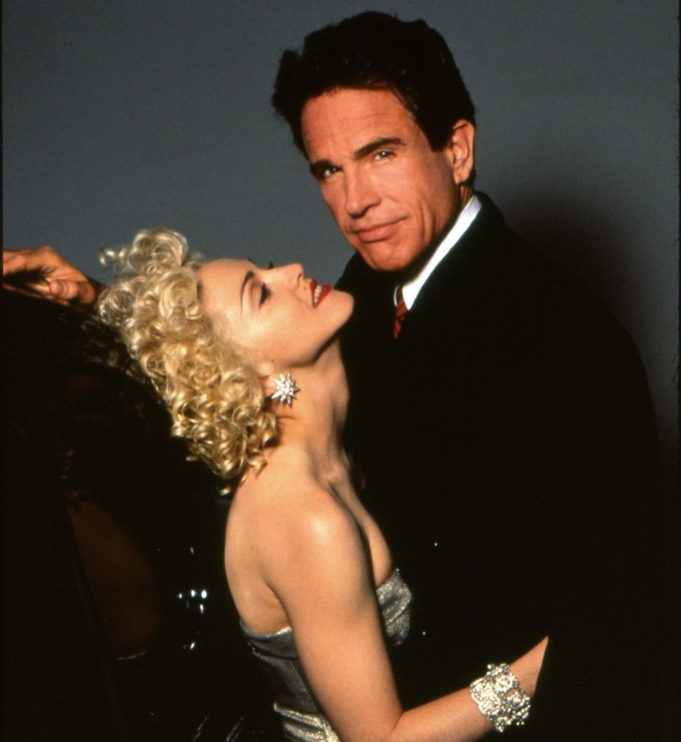 Dick Tracy (1990) - Ez a film egy igen érdekes kísérlet arra, hogyan lehet egy sikeres képregényt élőszereplős filmmé formálni. A Dick Tracy fogadtatása ugyan eléggé vegyes volt, de kétségkívül fontos állomás a képregényfilmek sorában. Madonna egyáltalán nem vallott szégyent a maffiafőnök búgó hangú szerelmének szerepében, sőt, az akkor már szinte első számú szexszimbólumnak számító sztár pozícióját csak még inkább megerősítette