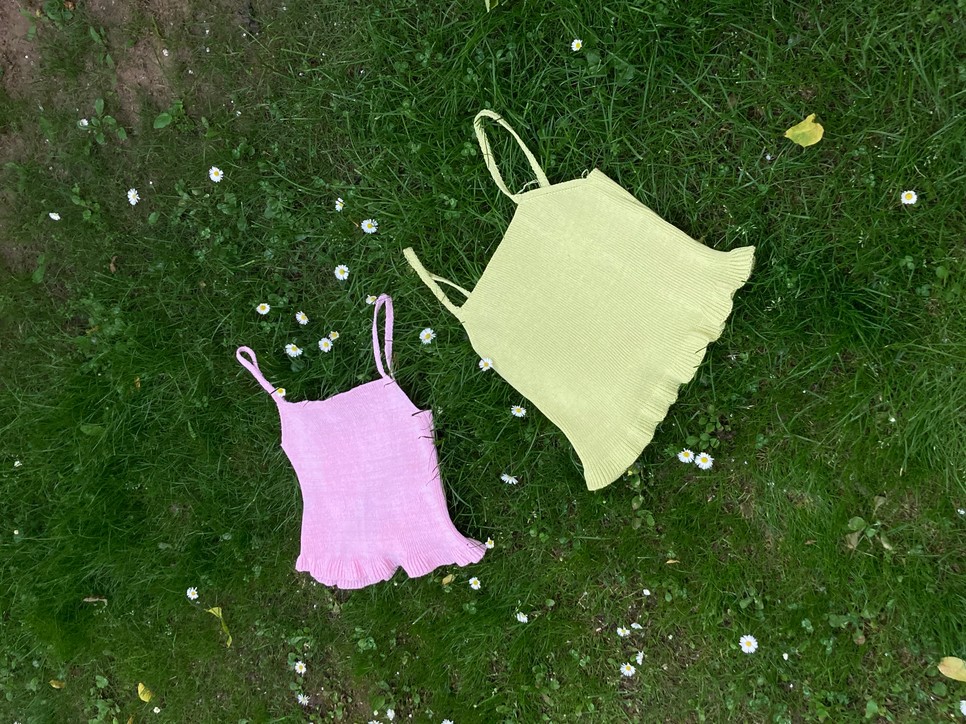 Újrahasznosított bőr kiegészítők és romantikus kötött darabok – ismerd meg Kain Eszter divattervezőt