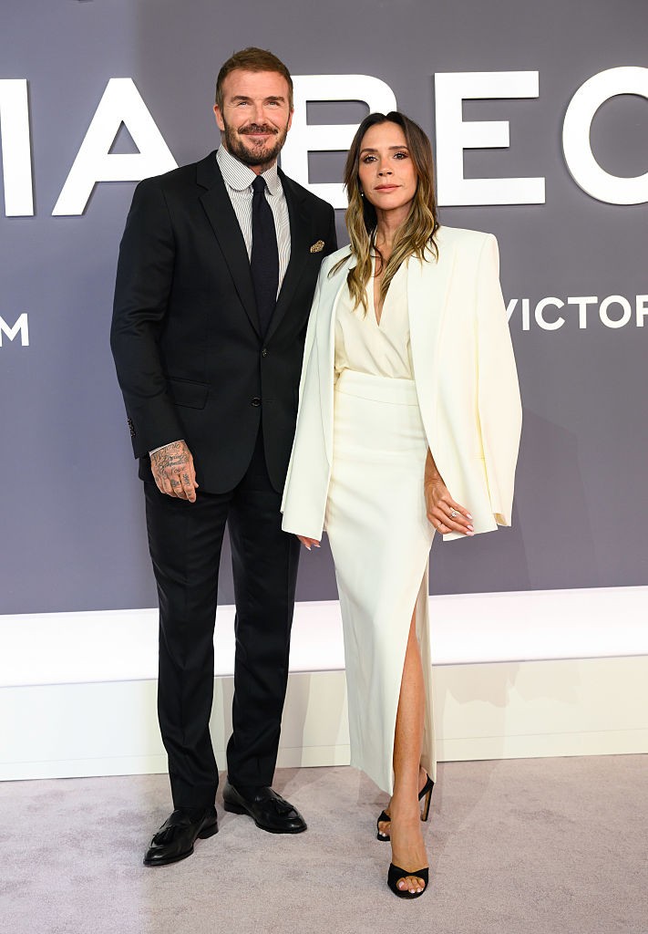 Victoria és David Beckham: A világ egyik leghíresebb sztárpárja évtizedek óta elkötelezett a saját intim szféra megőrzése mellett sűrű napirendjük és eltérő életritmusuk miatt. A brit lapok beszámolója szerint a pár a cotswoldsi birtokuk berendezésekor külön lakrészeket alakított ki: „A terv két különálló lakrész létrehozása volt, mindegyiket saját konyhával, hálószobával és belső udvarral kiegészítve.”