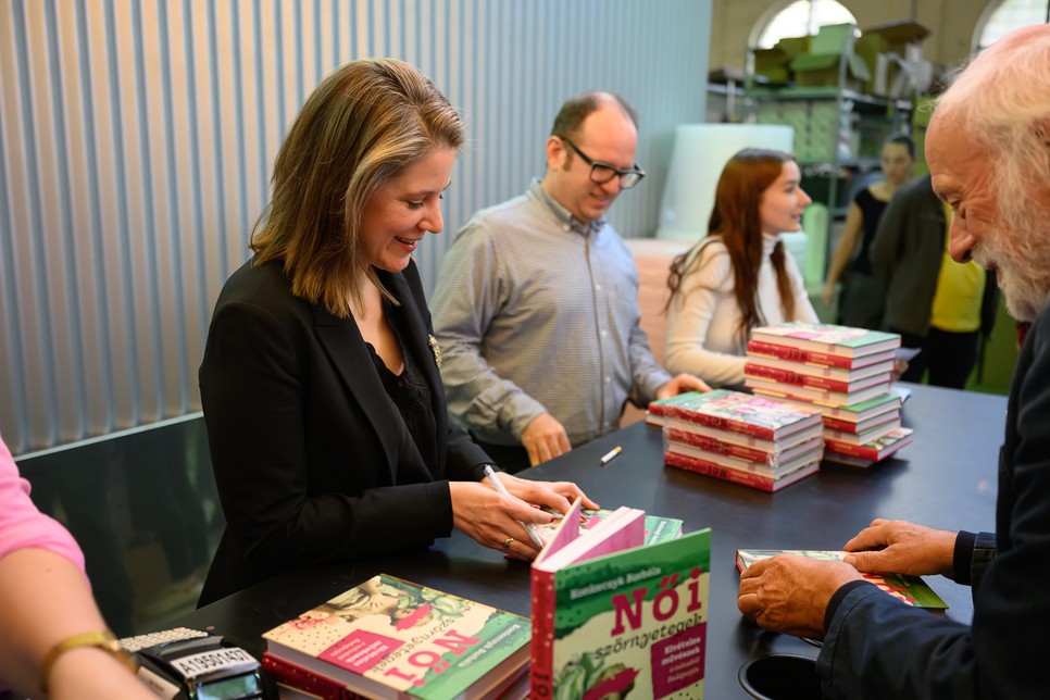 A kötet nőalakjai saját küzdelmeiken és sikereiken keresztül nemcsak a nőket, hanem bárkit megszólíthatnak, aki önazonosságot és bátorságot keres a saját életében.