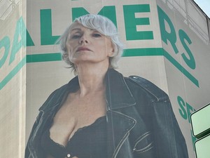 Bréking: egy szál bugyiban és melltartóban egy ötven feletti nő