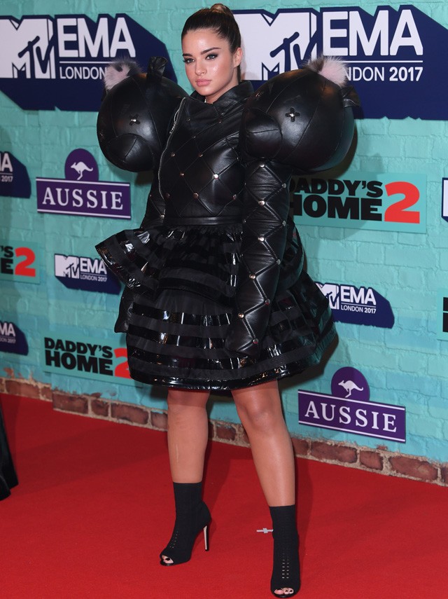 Noa Kirel az MTV EMA vörös szőnyegén