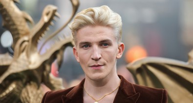 Sosem járt drámaiskolába, most mégis mindenki a Sárkányok háza sztárjáért rajong - Ewan Mitchell felemelkedése