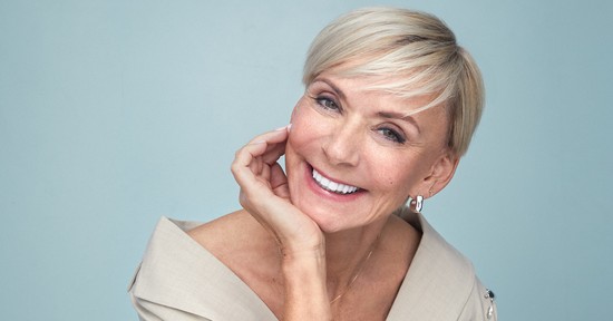 Jakupcsek Gabriella lehengerlő, exkluzív fotósorozattal üzen a nőknek: 60 felett is lehetsz gyönyörű!