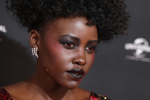 Lupita Nyong´o vörös kontaktlencsével