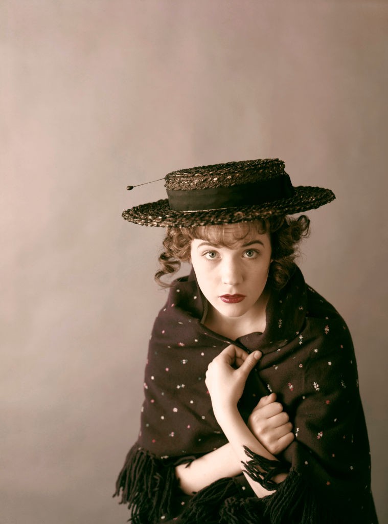 Ez a portré tökéletesen megragadja Julie Andrews átváltozását Eliza Doolittle szerepében: az egyszerű virágáruslány karaktere a testbeszédében és a tekintetében is megnyilvánul.